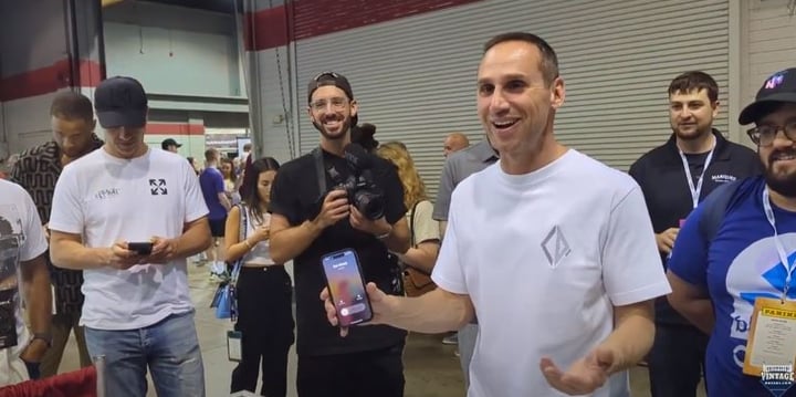 Tom Brady Calls Michael Rubin During Visit in our 2023 National Booth
